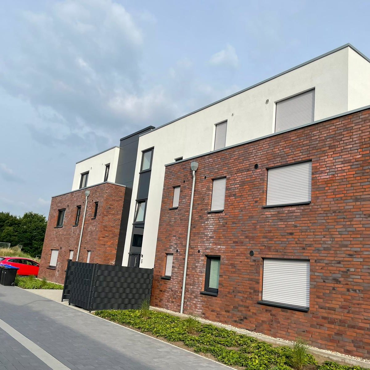 Flachdach mit Fassadenverkleidung